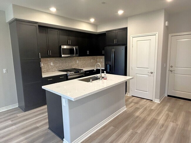 Foto del edificio - ARLETTA WAY FULLERTON 92835  (3 BED / 2.5 BATH)