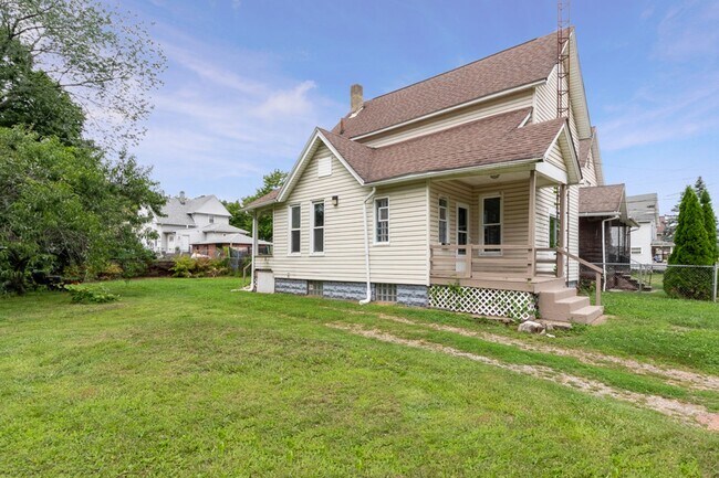 Foto del edificio - 2 Bed Home with Large Yard & Covered Porch – $1,295/mo