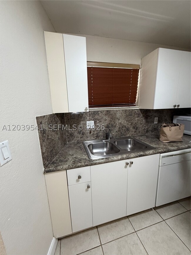 Building Photo - 4205 N University Dr