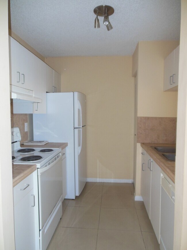 Foto del edificio - 1743 Village Blvd
