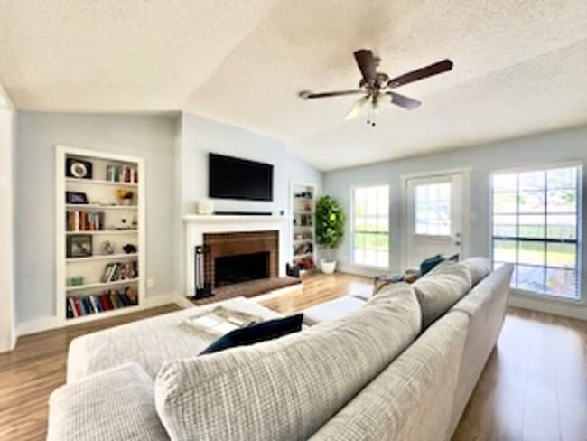 Building Photo - Fully renovated executive home