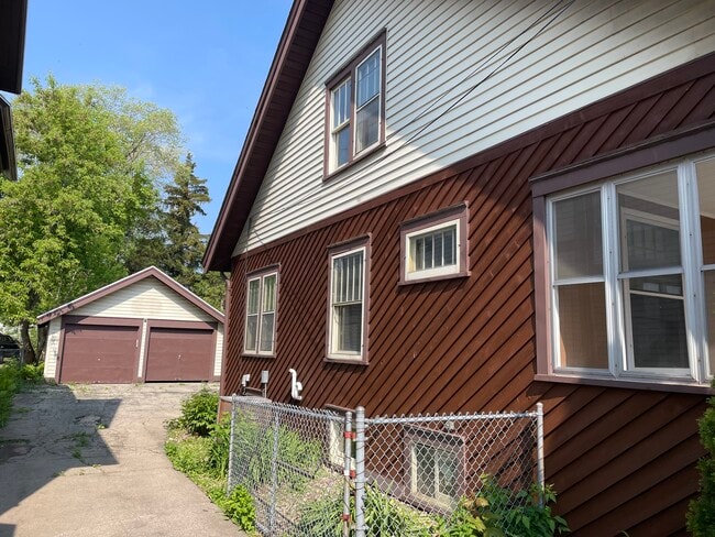 Building Photo - 1227 N Main St