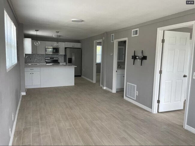Building Photo - 14000 Miramar Ave