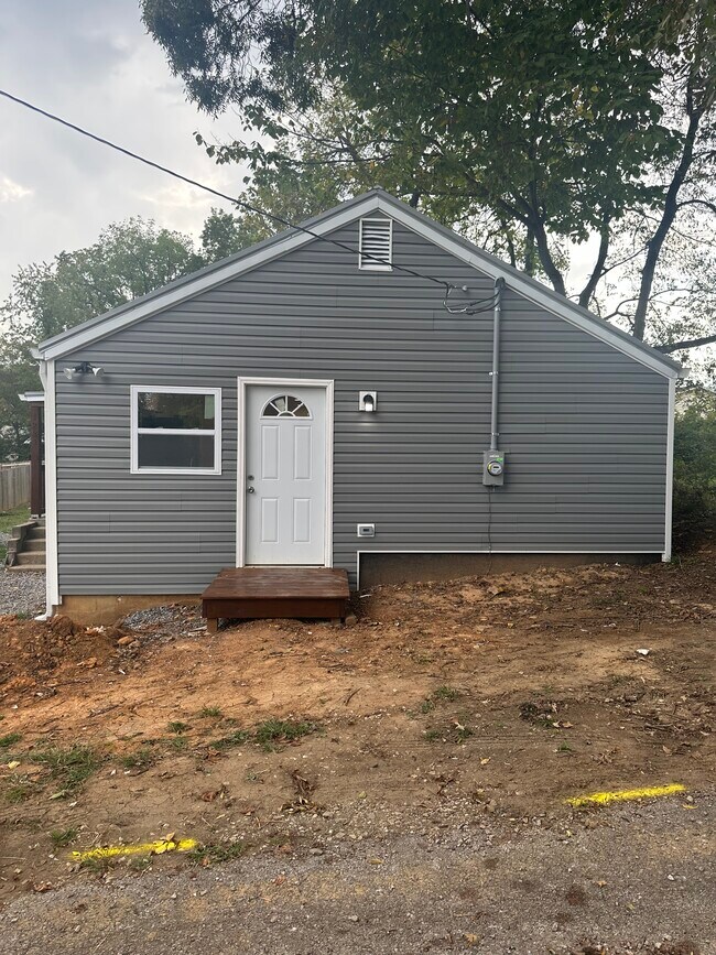 Building Photo - 1231 E Harper Ave