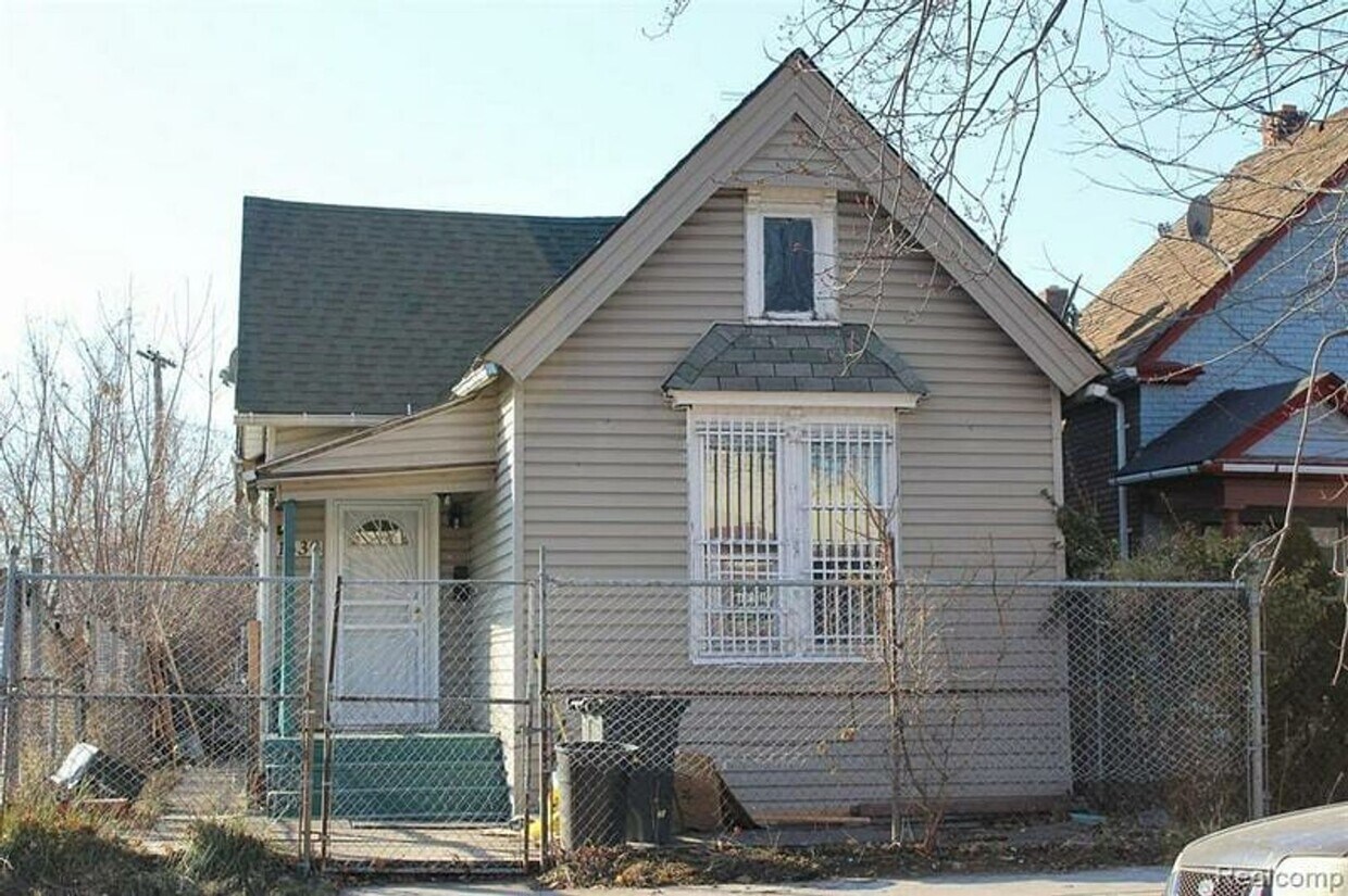 Primary Photo - 1639 Lansing St