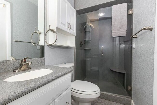 Foto del edificio - Just reduced ; This spacious  3 bedroom, 2...