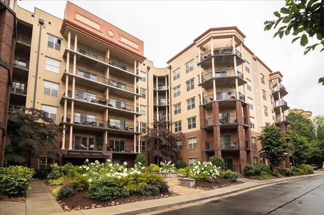 Building Photo - Gorgeous 2/2 Condo w/ Pool and Gym in Grea...