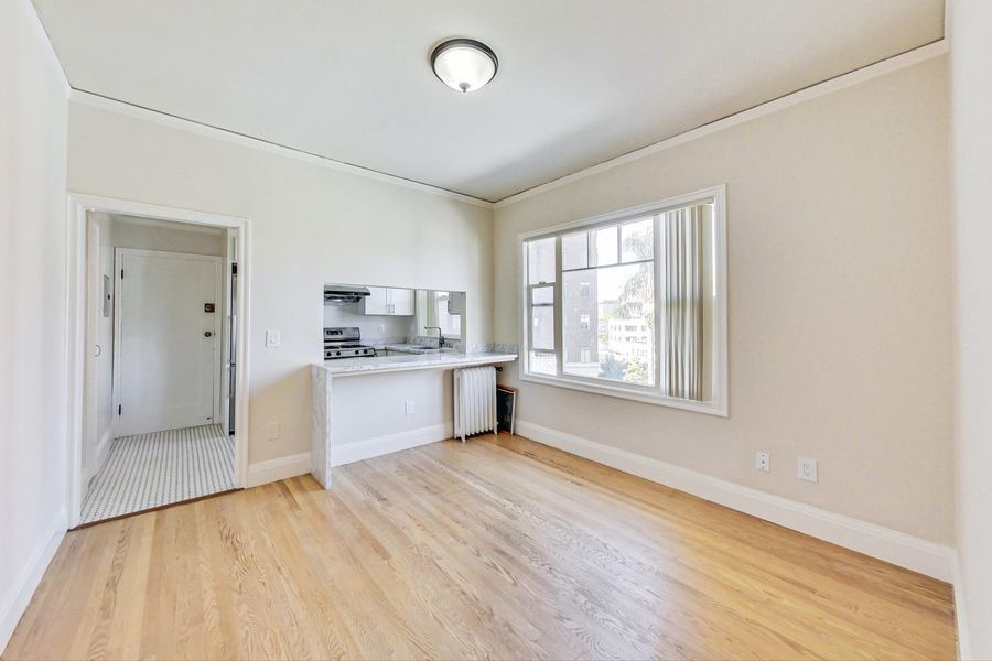 Primary Photo - Renovated one bedroom, fantastic Lake Merr...