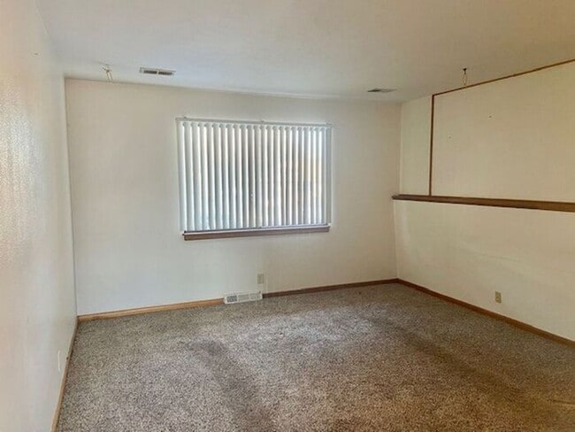 Building Photo - Upper Level 2 Bedroom 1 Bath Duplex Unit in Central Loveland, CO