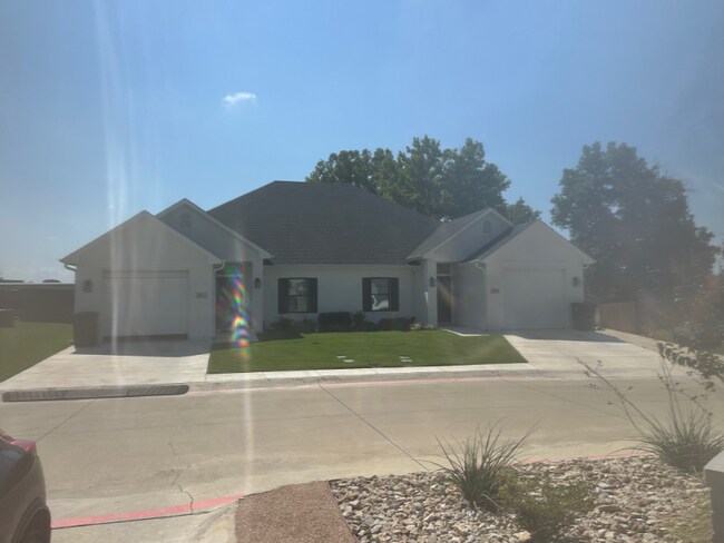 Building Photo - 1802 Brookhaven Dr