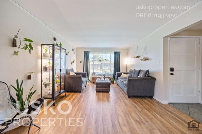 Building Photo - 8844 Garden Glen Way