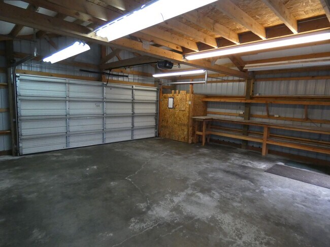 Foto del edificio - Spaciously Charming Large Garage!
