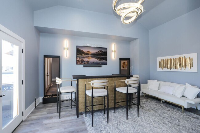 Foto del edificio - 5704 Fairdale Ln