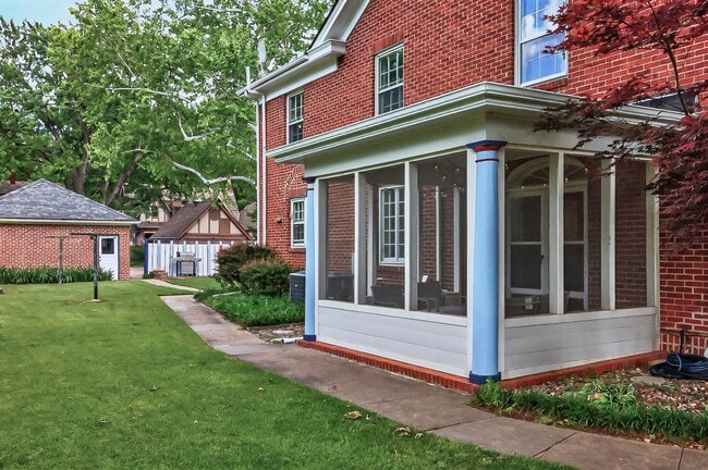 Building Photo - Move In Ready! 5 bedroom 3.5 bath near Was...