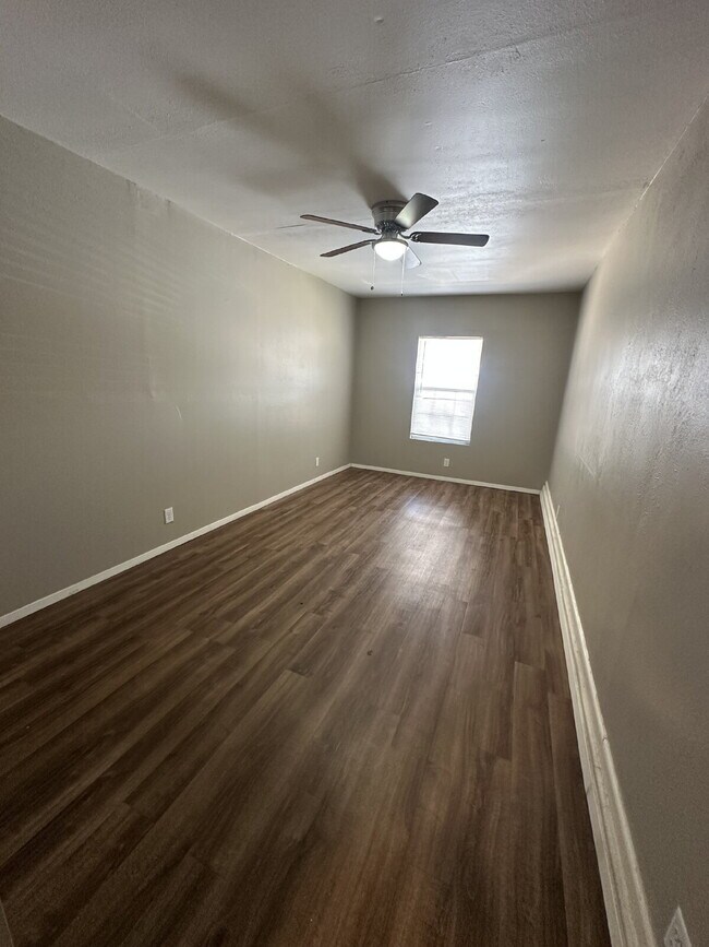 Building Photo - Spacious Duplex with Off-Street Parking