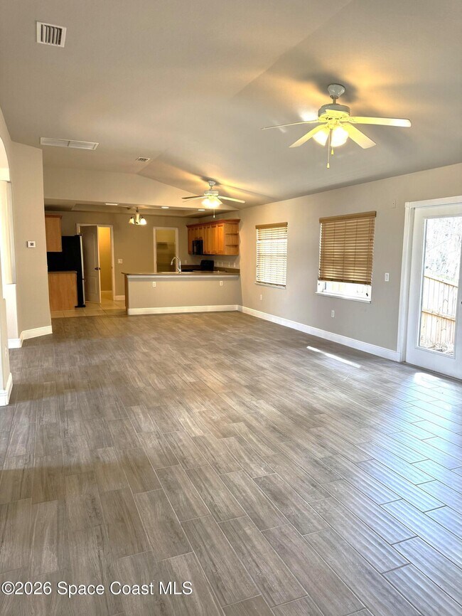 Foto del edificio - 320 Jennifer Dr