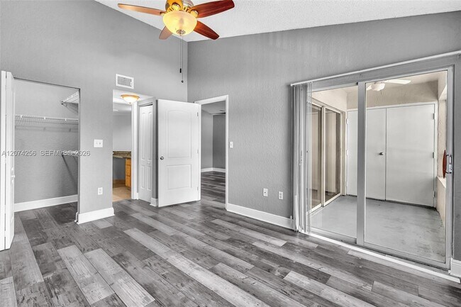 Foto del edificio - 2803 N Oakland Forest Dr