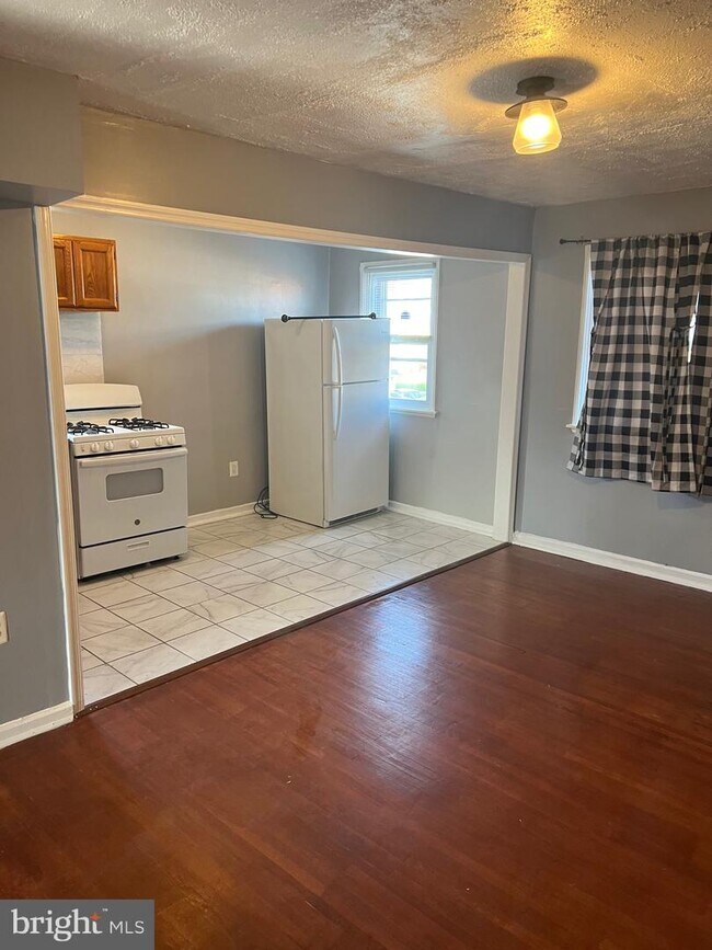 302 E Essex Ave Unit 2, Lansdowne, PA 19050 Room for Rent in