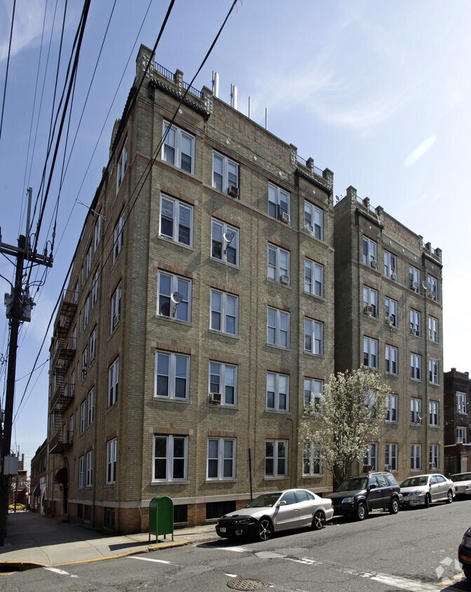 Primary Photo - 6600 Broadway