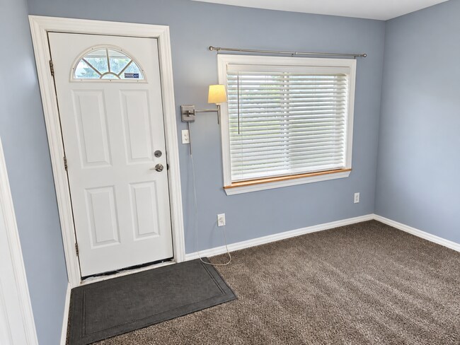 Foto del edificio - Beautifully Renovated 3-Bedroom, 1 Bathroom Ranch. Updated Kitchen w/ All Appliances, Large Maste...