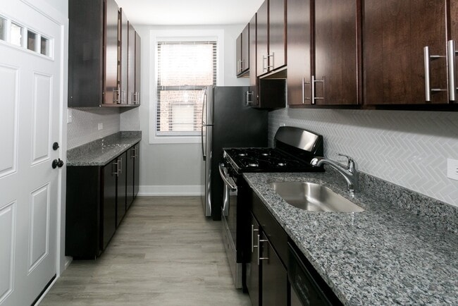 Foto del edificio - 729 W Brompton Ave