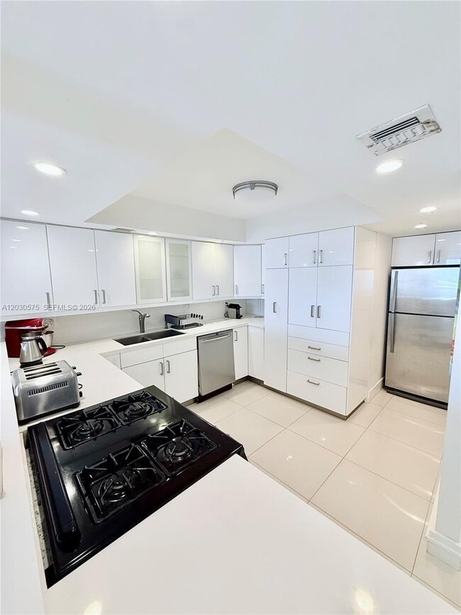Building Photo - 3140 S Ocean Dr