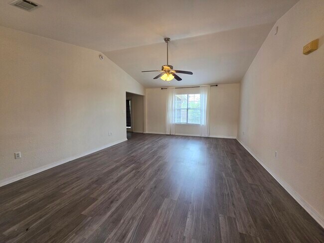 Foto del edificio - 404 Riverchase Blvd