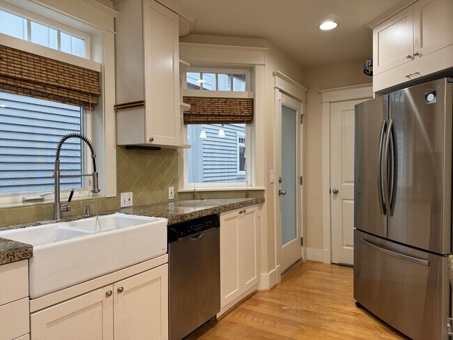 Foto del edificio - CLICK "REQUEST A TOUR" NOW!