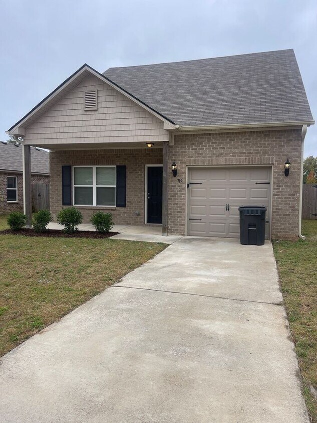 SELF TOUR NOW! 719 The Heights Ln, Caler... House Rental in Calera, AL