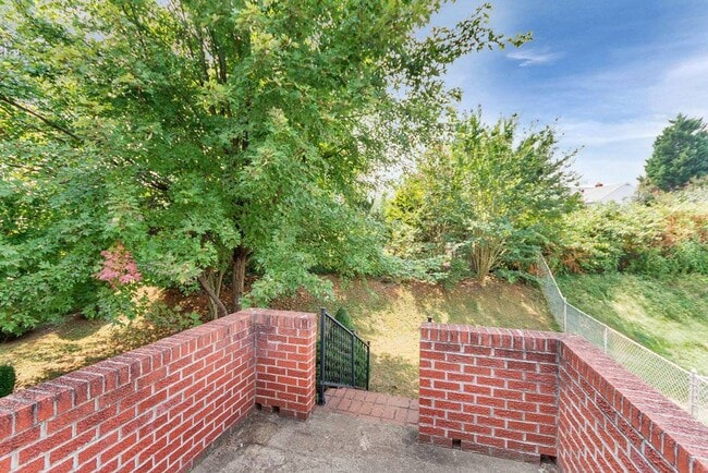 Building Photo - 1212 St George Ave