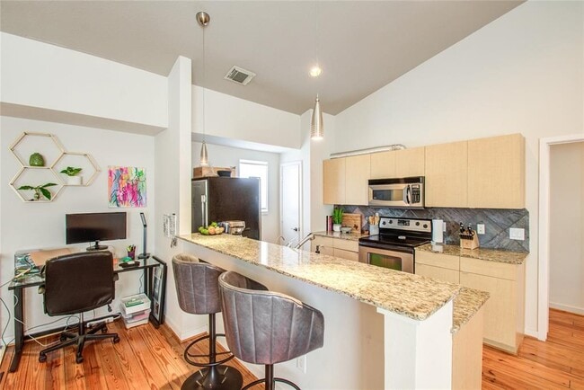 Foto del edificio - 5920 Fairdale Ln