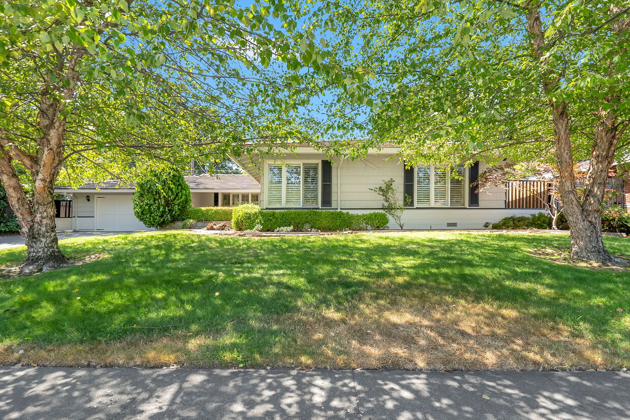 Foto principal - 6640 S Land Park Dr