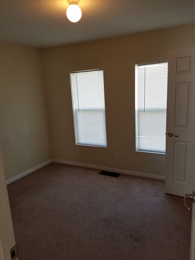 Bedroom with closet - 509 E Illinois St