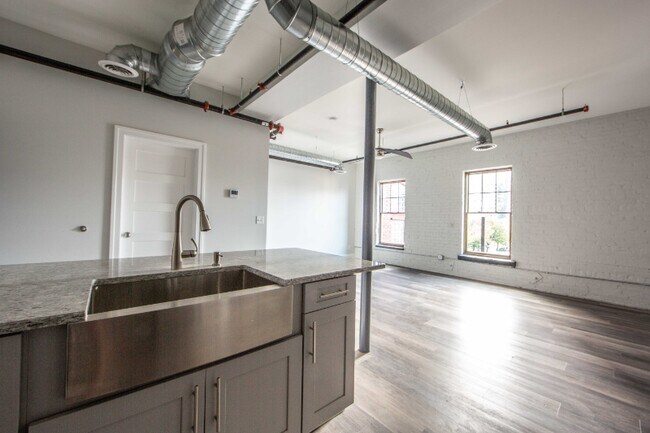 Building Photo - 490 Pearl St