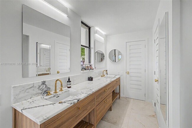 Foto del edificio - 2575 S Bayshore Dr