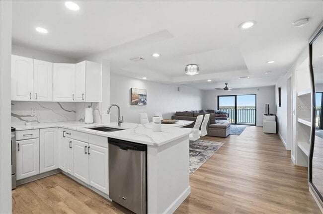 Building Photo - 7300 Sun Island Dr S