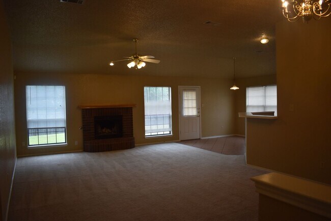 Foto del edificio - 2521 Creek Dr