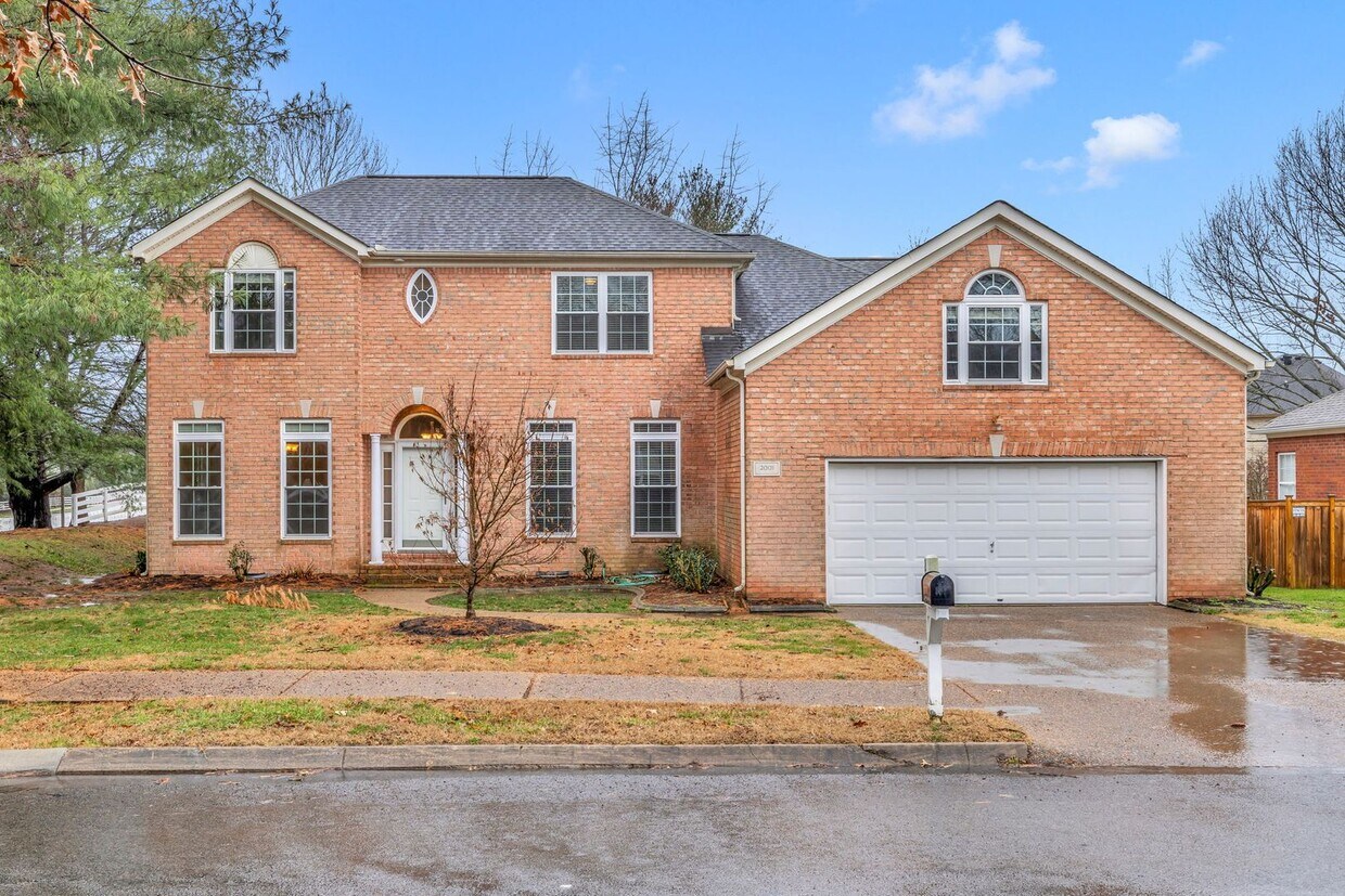Primary Photo - Spotless home for rent in sought after Fie...