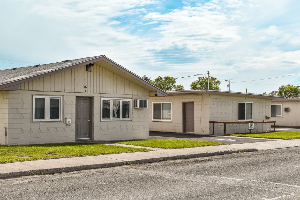 Building Photo - UP TO 1 MONTH FREE! Remodeled 3 bedroom!!