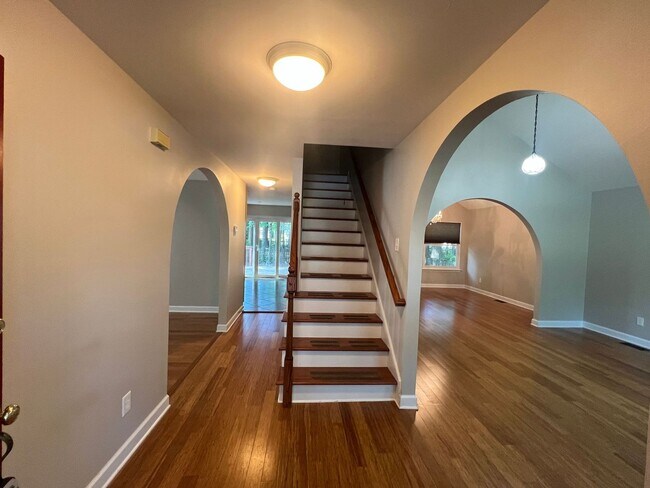 Building Photo - 105 Bellows Pl