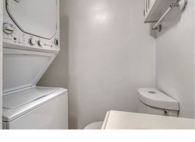 Building Photo - Stunning Newly Renovated 2 Bedroom 1 Bathroom