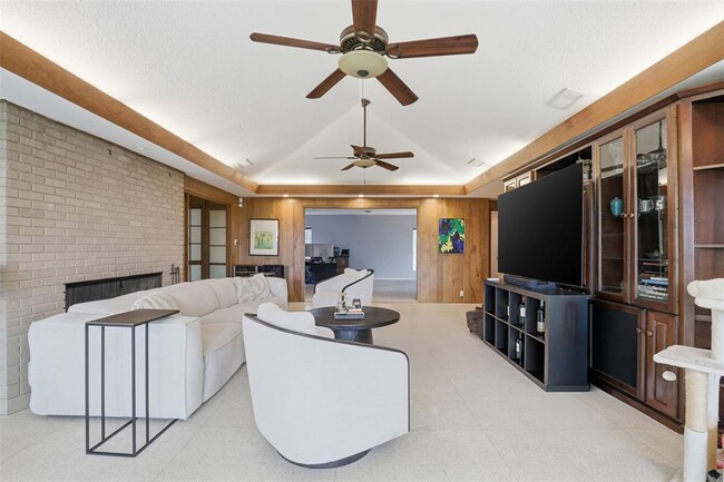 Building Photo - 6808 Mesa Dr