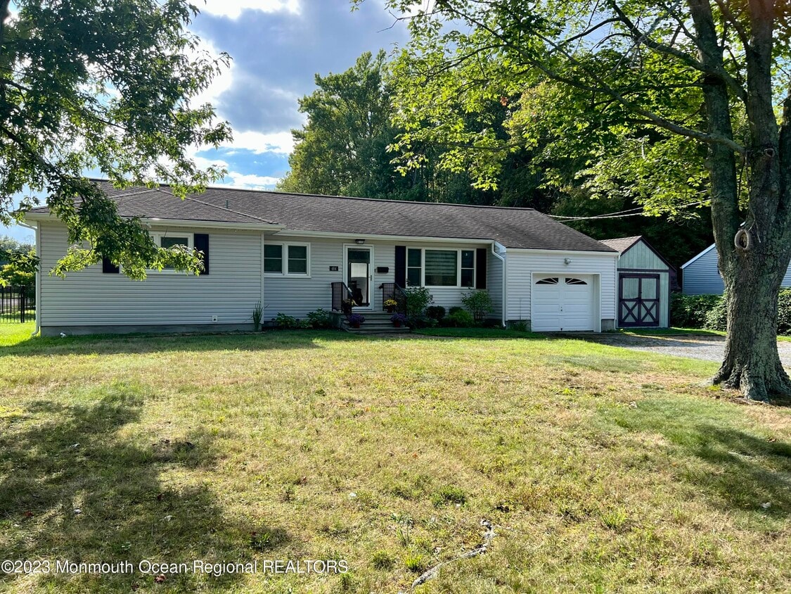 Primary Photo - 484 Branchport Ave
