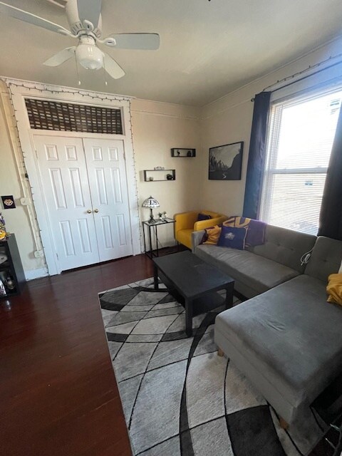 Living room - 516 Chapel St