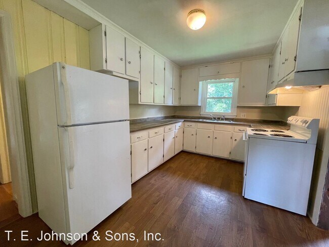 Building Photo - 3 br, 1.5 bath House - 5611 Bethania Rd