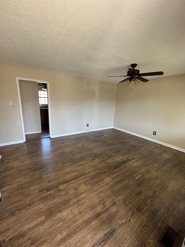 Building Photo - 420 Hedgewood Dr