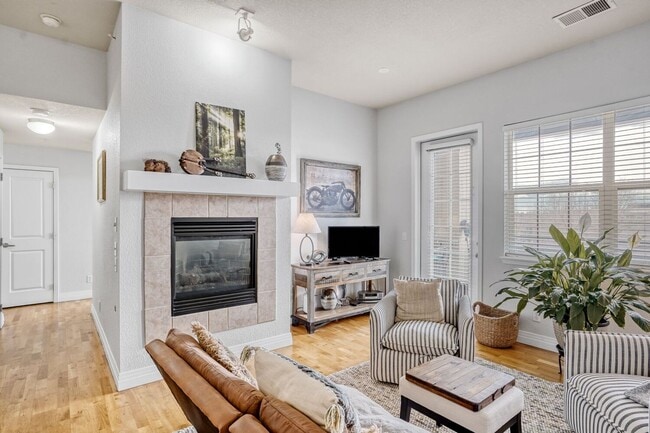 Foto del edificio - Beautiful Updated 2-bedroom Condo in highly desirable Mayfair-Lowry Location!