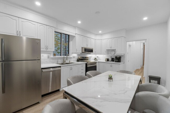 Photo du bâtiment - 77 Montrose Ave