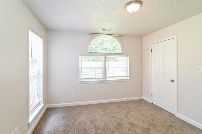 Foto del edificio - 4786 Greenlawn Cove