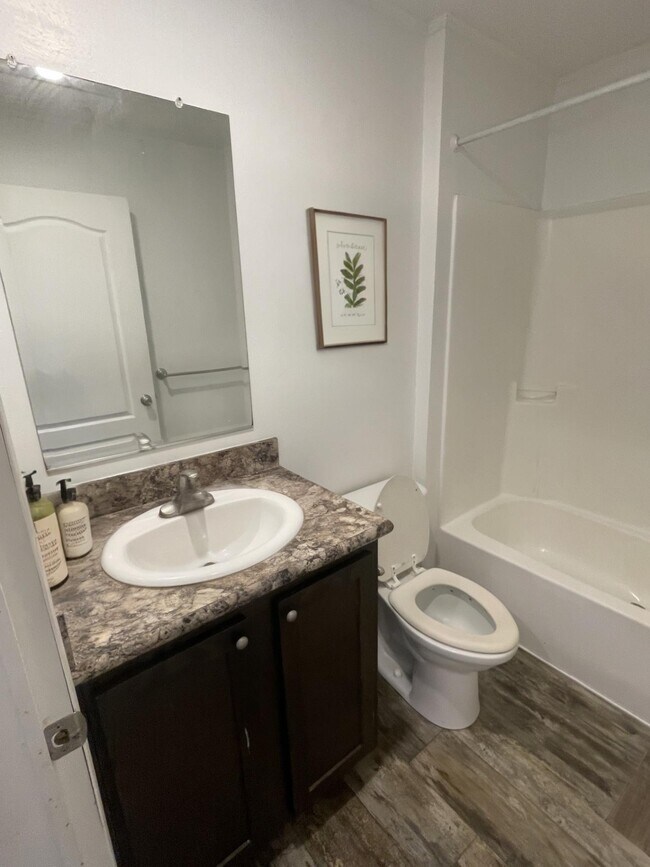 Foto del edificio - 46 Joymar Dr